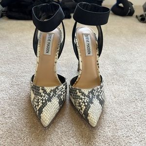 Steve Madden Pointed Toe Snakeskin Pump